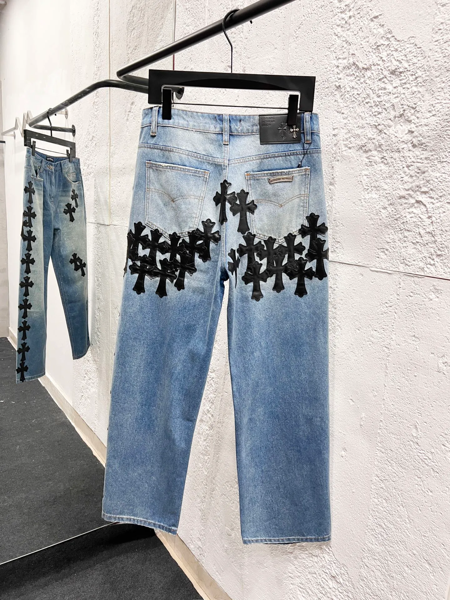 🅿️280 Style number: H926 Chrome hearts & Chrome hearts 25ss black leather cross patch leather jeans Chrome hearts’ logging pants are here! ! ! CH Croix Heart Double Knee Cross Patch Leather Bo1 Style Logging Pants Straight-leg Work Pants B136 Croix Heart Cross Sanskrit Overalls Price 24W Level, patchwork cross pattern embellishment, high-waisted washed jeans! ! Absolutely high-end luxury products, 1.9W level god-level single products, super popular products, made by top heavy industry, not to be missed. About Zangyin, this is an extremely luxurious fashion brand, which can also be called the nobles of the high street. It has always been an exclusive brand of some hipsters or rich second generation. Compared with ordinary high streets, it is more luxurious and noble. Compared with luxury brands, it has a more fashionable personality and has always been a brand that I have a special liking for. Imported yarn is custom-woven into a high-density twill canvas. While ensuring a stiff silhouette, the fabric feels very delicate. It follows the B01 classic silhouette. The upper body is stiff and stylish. The ready-made garments are stone-ground and fermented and can be matched with any style. Buttons and zinc-brushed washables are genuine YKK retro metal products. Double-layered canvas on the front. Perfect details. All hardware is perfect. Size: 30-32-34-36 Color: blue pants and black leather